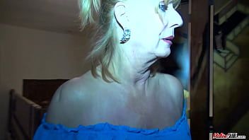 Play Sexy mature woman filmed when fully naked into the bathroom