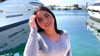 play Sarah, 21 ans, hôtesse à Saint Tropez