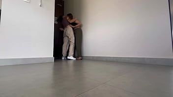 Play A mi compañera del trabajo le encanta tener orgasmos en el pasillo del hotel!!