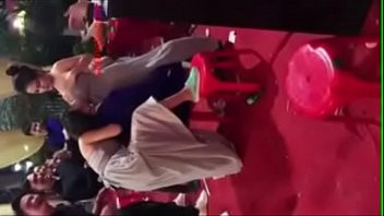 Play 恶俗闹伴娘,竟然当着众亲戚好友面扒伴娘裹胸吮吸奶（阳痿早泄增大增粗增硬延时加微信xiameiA6）