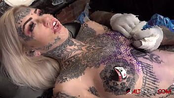 Play Sascha plays with Amber Luke while she gets tattooed